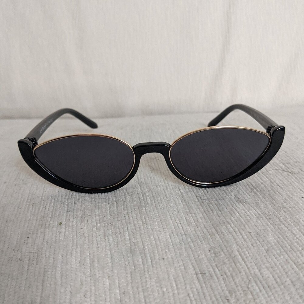 A.J. Morgan Fashion Sunglasses, Chic Black Glasses with Gold Hardware, Trendy
